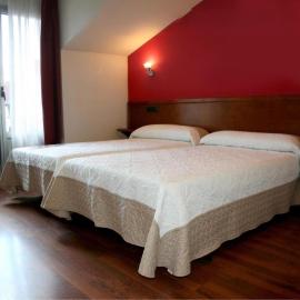 Hotel Virgen de Covadonga، فندق في كانغاس دي أونيس