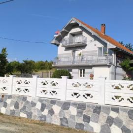 Viesnīca Domaćinsvo Stević - Sekurič pilsētā Belušić