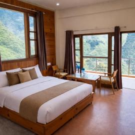 The Tranquil hotel: Chakrāta şehrinde bir otel