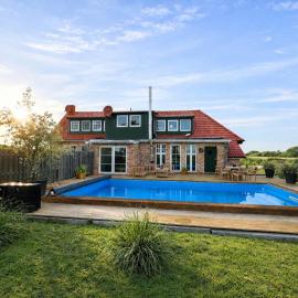 Ferienhaus"Huus an`t Diek" Luxus in Deichnähe mit Pool, Nähe Norddeich
