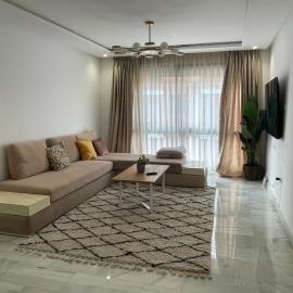 Private Room,living room, Piscine & Parking en cohabitation avec le hôte seulement، فندق في Nouaceur