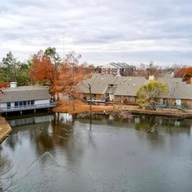 Gated Lakefront Retreat, Hotel in Edmond