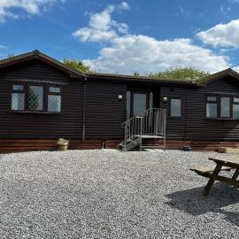 The Cabin at Green Acres Poultry Farm, Chew Valley, hotel in West Harptree