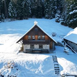Private Forest Cabin with Epic View, hotelli kohteessa Ribnica na Pohorju