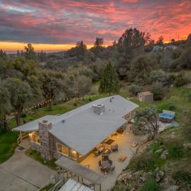 Manzanita Hill-35 miles to Yosemite, 10 miles to Mariposa with 8 person spa, hotel in Mariposa