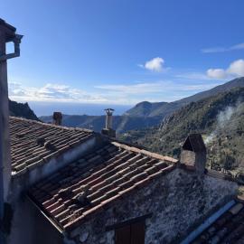 Le nid perché au coeur du village
