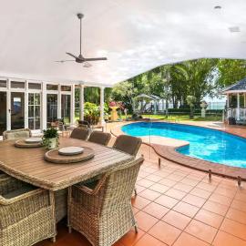 Willow Garden Stays Cairns - Beachfront 4 Bedroom Luxury Holiday Home, Hotel in Kewarra Beach