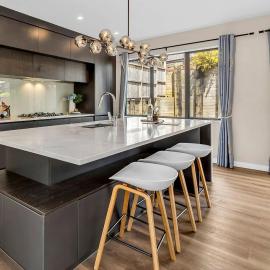 Alluvial New Build - Huge Backyard & Deck, 6 Baths, hotel a Auckland
