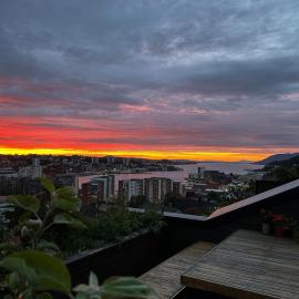 Sunset Penthouse with a Large Terrace & Fjord View, хотел в Санднес