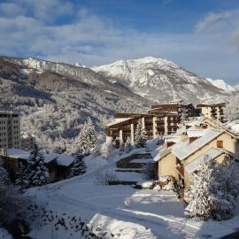 SERRE CHEVALIER Beau T3 balcon vue panoramique expo sud, hotel in Saint-Chaffrey