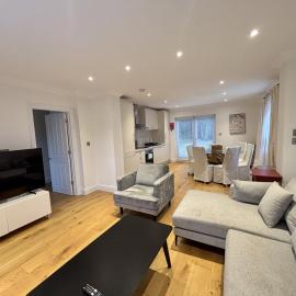 Ascot Stylish 3 Bedroom House with Driveway