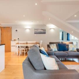 Spacious Flat A Few Mins Walk to Carlyon Bay Beach, hotel di Teluk Carlyon