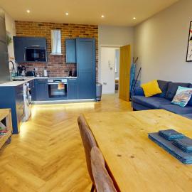 Stylish 2 Bed Apt, 2 Minute Walk From The Beach.