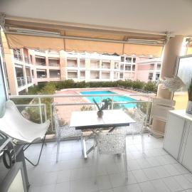 GOLFE-JUAN, grand T1 lumineux , piscine , parking & plage pour 4 personnes