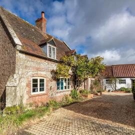 Beautiful Cottage with Large Garden & Parking