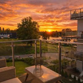 Marina Deluxe II - garaż podziemny, widok na jezioro z każdego z 3 pokoi, 70 m2, Netflix