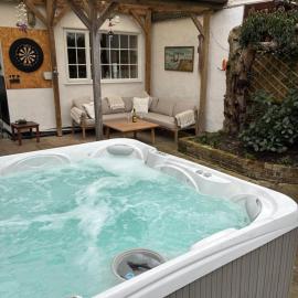 Large family home, sea view, hot tub, beach 5 min walk, dog friendly, hotel in Gorleston-on-Sea