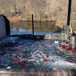 Studio avec spa vue Moselle، فندق في Dinozé