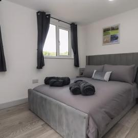 The Cabin - Private Car Park with CCTV - Fast WiFi - Peaceful Retreat with Views for Business or Couples