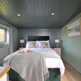 Luxurious Hut with Outdoor Bath & Sea Views, hotel in Gittisham