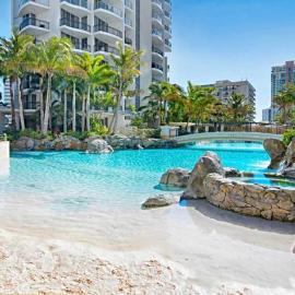 L17 Small Studio Suite 2 Beds Pool Spa, hotel in Gold Coast
