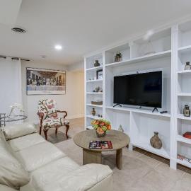 15 Mi to The White House! Modern Apt w/ Deck