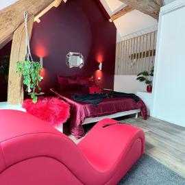 RED Passion Love room near Disney, hotel di Lesches