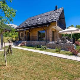 Modern Alpine Monsalbius Chalet，Baške Oštarije的飯店