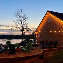 Lakefront Suite Dock, No-Wake Cove & Firepit, hotel u gradu Marion