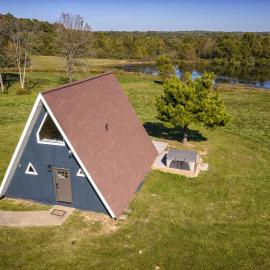 Cozy 2BR A-Frame Cabin w Hot Tub & Views, hotel in Makanda