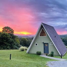 Scenic 2BR A-Frame w Hot Tub & Views, hotel di Makanda