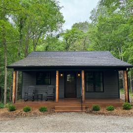 Romantic 1BR Cabin w Hot Tub Near Carbondale, hotel di Carbondale