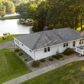 Classic Lakeside Vacation Sleeps 9, hotel in Marion