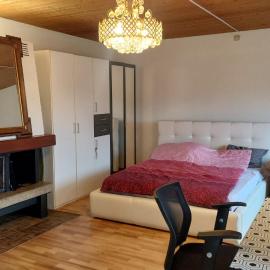 Large room, shared kitchen and bath, near station, hotel en Bolligen