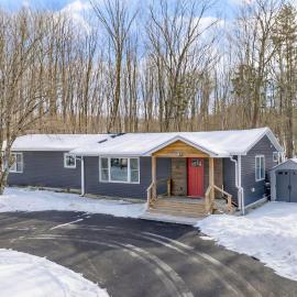 Catskills getaway with all modern comforts, hotel em Kerhonkson