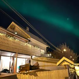 Room with sea view, boathouse, garage and boat, hotel a Kvalsund