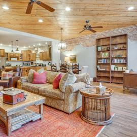 Private Hot Tub, Steps to Main St: Saluda Retreat