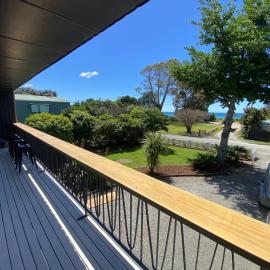 The Rock House, Patons Rock, hotel a Rangihaeata