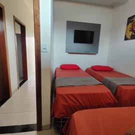 Quarto Triplo Comercial - Queen's Hotel, готель у місті Формоза