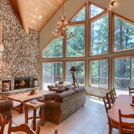Rivercrest Lodge with Hot Tub-Pool Table-Firepit, hotel in North Wawona