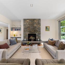 Arrowtown Home near Golf, Biking & Walking Trails، فندق في أروتاون