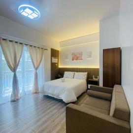 Easy Access Cozy Condo Near Mactan Airport, Work remotely with Fast WiFi Speed, Spacious, Relaxing Stay, hotel sa Pusok