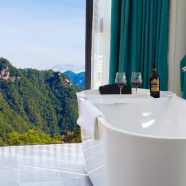 Picturesque Forest Lodge-Near the Ticket Gate-English Services, hôtel à Zhangjiajie