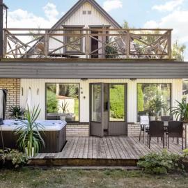 Coastal Villa 4BRw Jacuzzi,Big Garden & 300M to Beach, hotel sa Nybro
