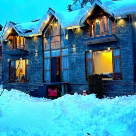 Cliffside cottage, hotelli kohteessa Tangmarg
