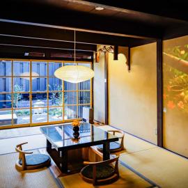 椿とことは, Hotel in Obama