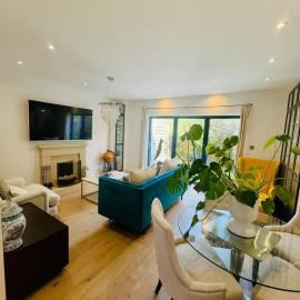 2BR Cottage Style, Garden, Parking, Tube Access, hotel in Enfield