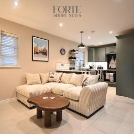 New Two Bedroom Suite - Walk to Trentham Gardens!