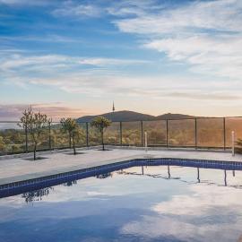 Bright and Cosy Apartment with Luxe Rooftop Pool, hotel in Turner