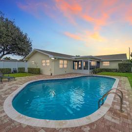 Heated Saltwater Pool Retreat Near PGA Sleeps 8
